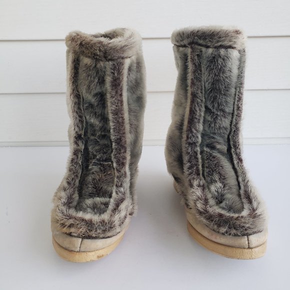 Vintage 70s/80s Faux seal fur Boots by Snowland - Picture 2 of 16